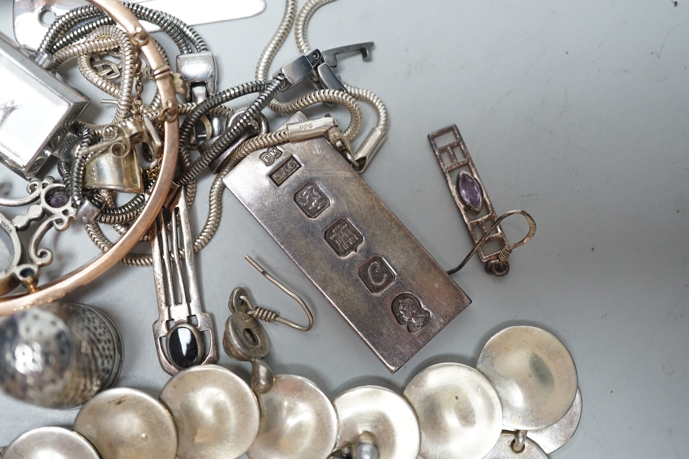 A late Victorian 9ct gold hinged bangle, 7.2 grams and a small group of assorted modern silver and white metal jewellery.